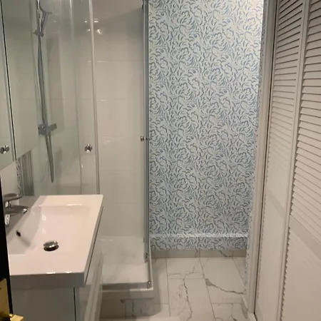 15, Beautiful 3 Bedrooms Apartment *